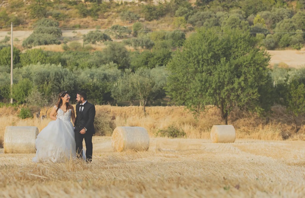 una sposa e uno sposo in piedi in un campo