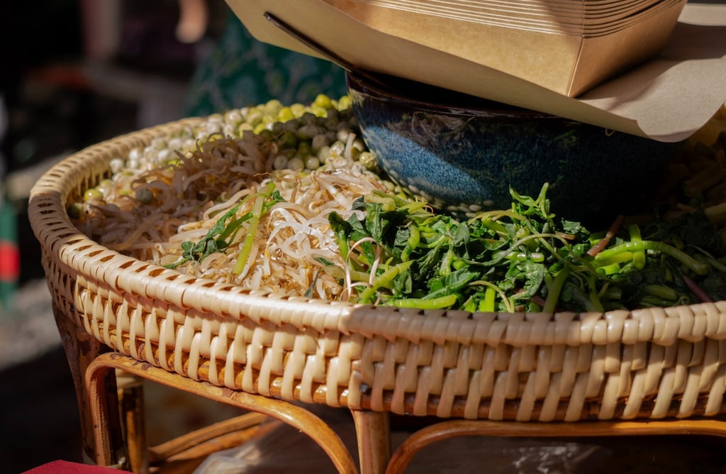 Traditionelle indonesische Speisen mit frischen Kräutern und Gemüse