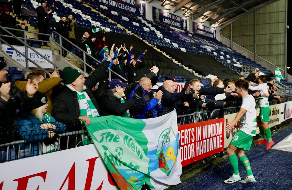 Fan von The New Saints im Park Hall Stadium in Oswestry – jubelnd auf der Tribüne während eines Spiels