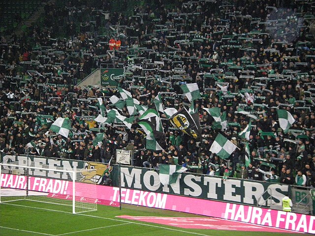 Fans von Ferencváros in der Groupama Aréna in Budapest, in grün-weißen Farben, mit Fahnen, Gesängen und Pyrotechnik während e