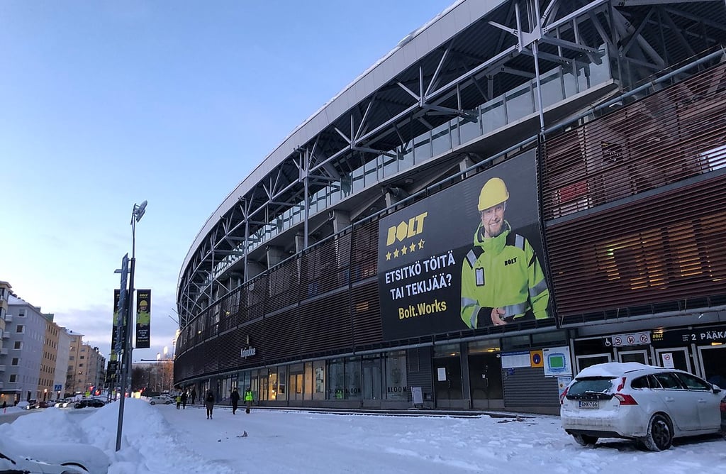 Frontansicht der Bolt Arena in Helsinki – Heimstadion von HJK Helsinki mit Eingang und Tribünen