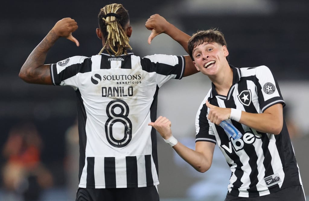 Danilo e Montoro comemorando gol botafogo