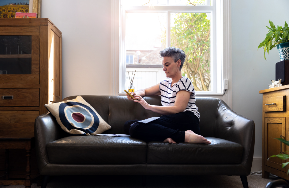 Bankeaz | An expatriate woman checks her monthly budget on the Bankeaz app