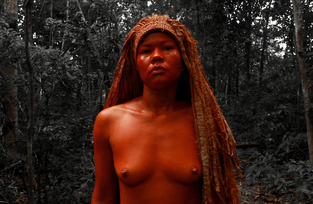 Olinda Tupinambá, Equilíbrio, 2020 Videoinstalação composta por terra e sementes