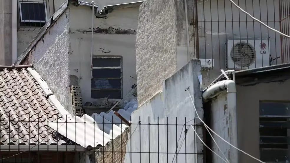 Suspeita é de que a estrutura antiga e não muito reforçada não tenha suportado o peso da piscina  • 