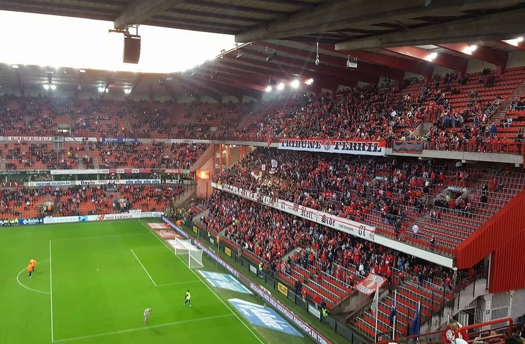 Innenansicht des Stade Maurice Dufrasne in Lüttich