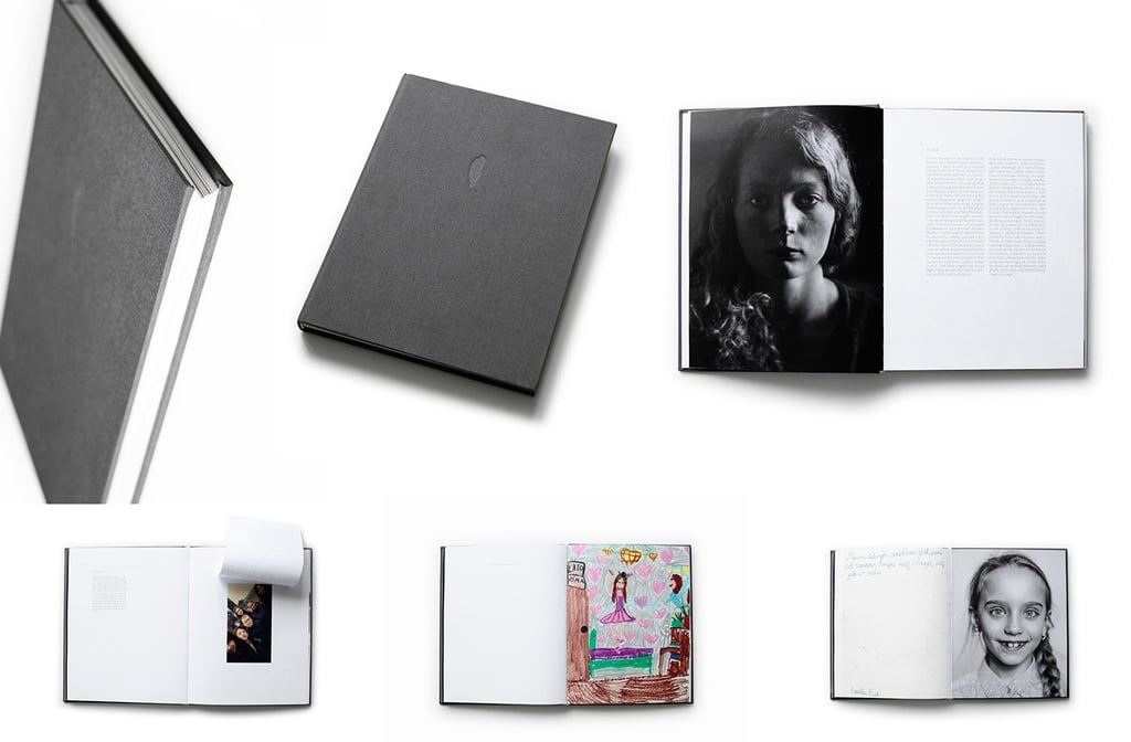 Książka z szarą okładką i tłoczeniem z czarnobiałymi fotografiami, rysunkami i tekstem