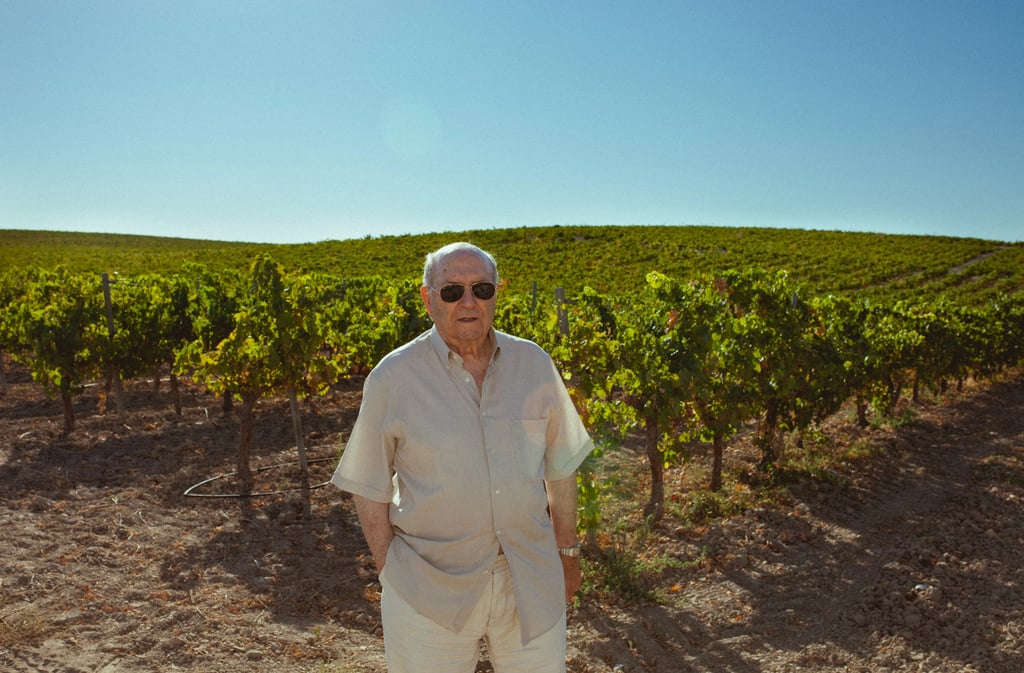 Un retrato de rafael Córdoba gerente de Pérez Barquero delante de un viñedo tradicional
