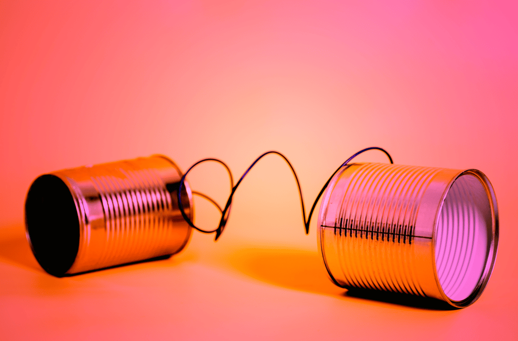 Téléphone fabriqué à partir de boite de conserves pour illustrer la communication.