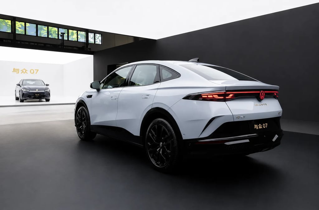 Traseira do Volkswagen ID. Unyx 07 durante apresentação do novo elétrico na China.