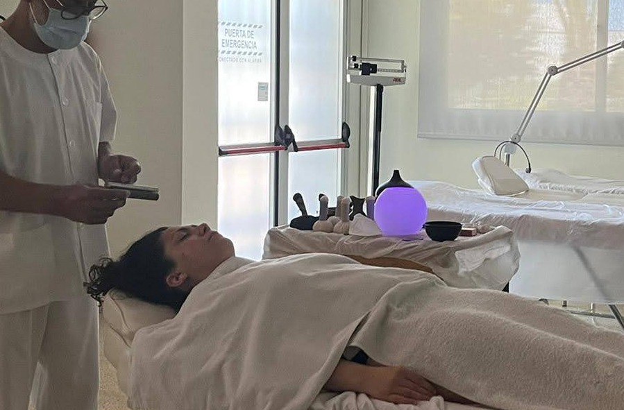 Una mujer está siendo examinada por un especialista del masaje.