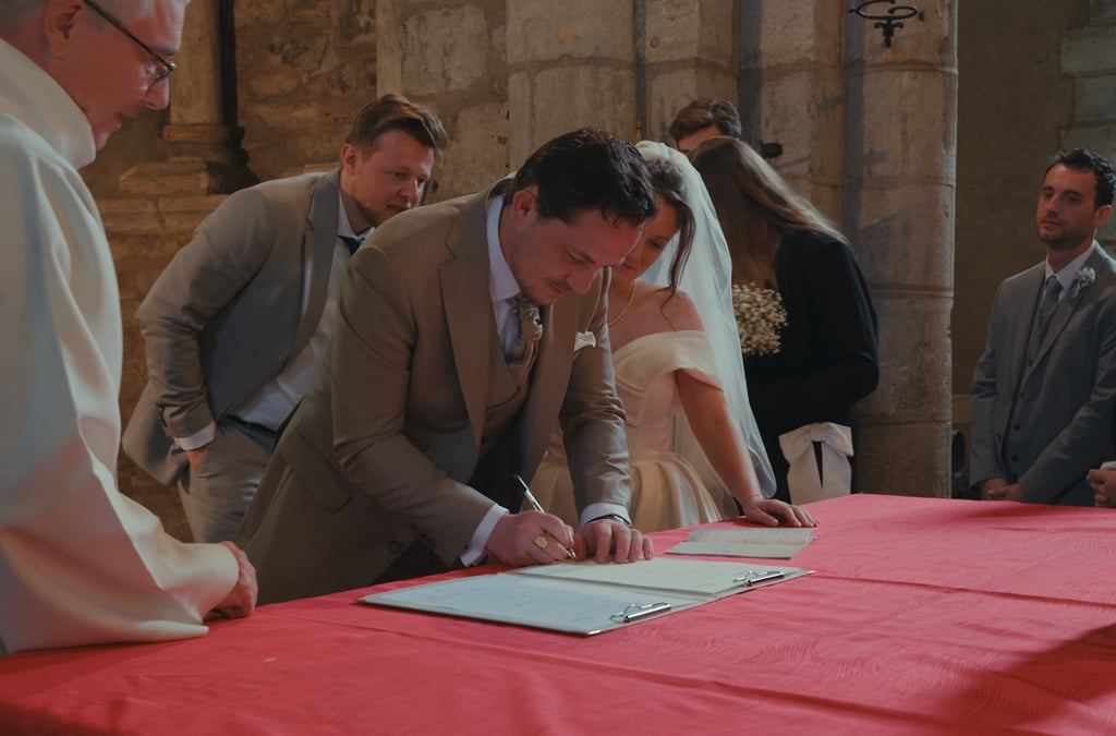 Des mariés qui signent leur livret de famille à l'église