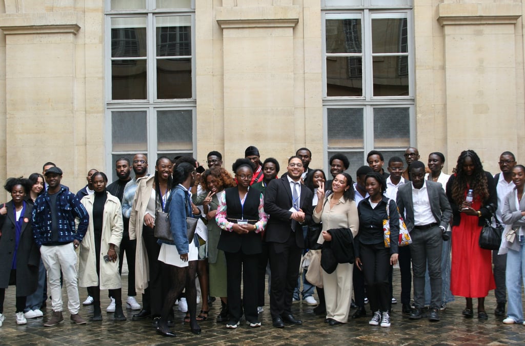 Photo de groupe des participants à AFRICANA 2024 devant l'Université Panthéon-Sorbonne