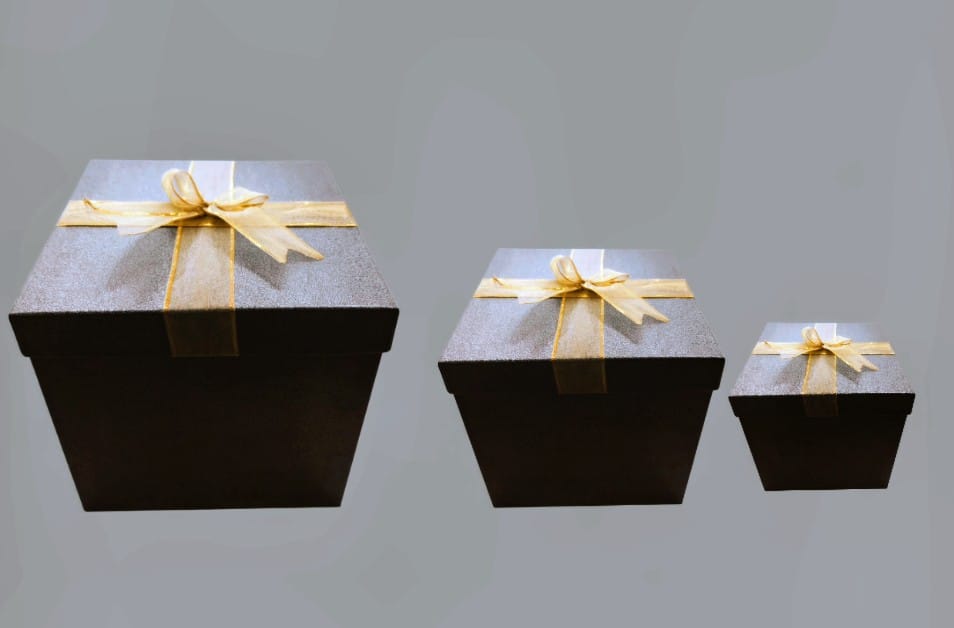 set de cajas para regalo elegante color plomo con moño dorado