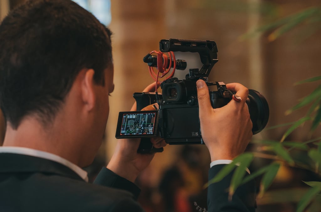 Vidéaste qui filme une scène de mariage avec sa caméra