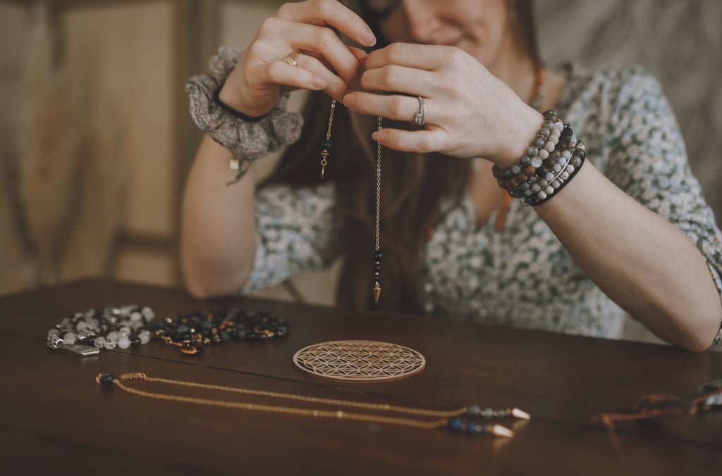 cindy avec un pendule au dessus d'une fleur de vie