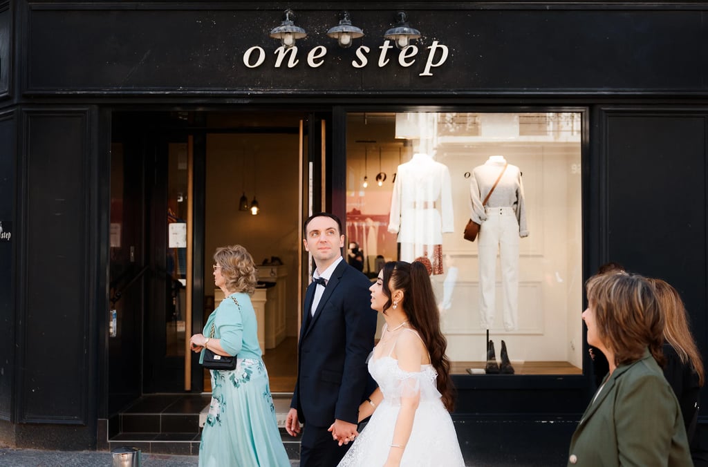Photographie de mariage à la sortie de la mairie des Sables-d’Olonne, en Vendée, par Romain Daniel.