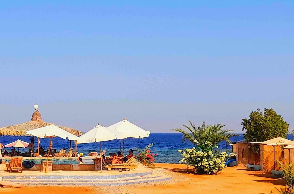 ranta sateenvarjoineen uima-altaan ympärillä Egyptissä