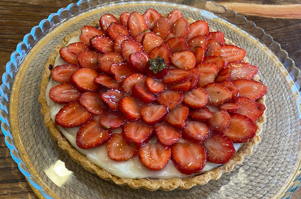 Cafe Boyacıköy ev yapımı pasta ve meyveli tart servisi.