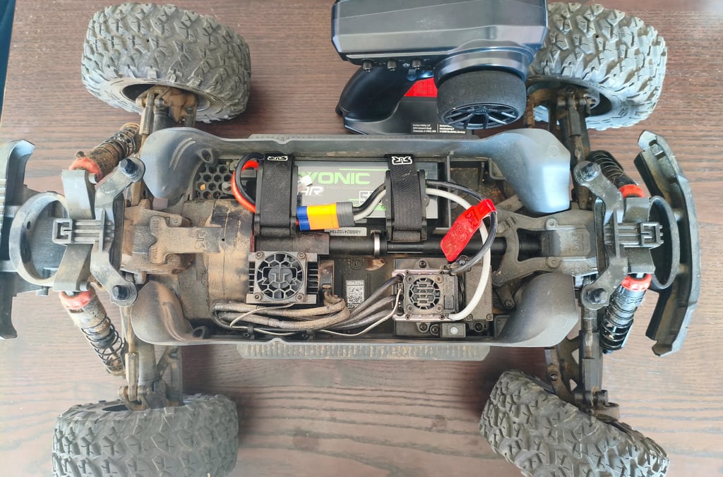 Análise de chassi interno e motor do carro RC ARRMA Big Rock com bateria LiPo Ovonic.
