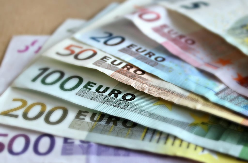 imagem mostra varias notas de Euro 10,20,50,100,200,500
