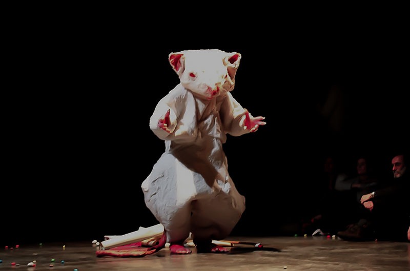 David Noir en costume de rat pour la performance "Souris-moi"