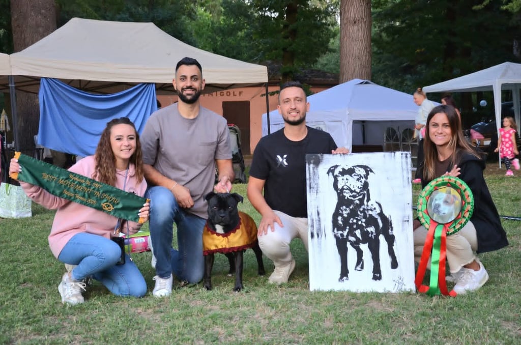 Il team Grecalestaffs: Stefano, Giordana, Cristian, Rossella e Leo con Hugo.