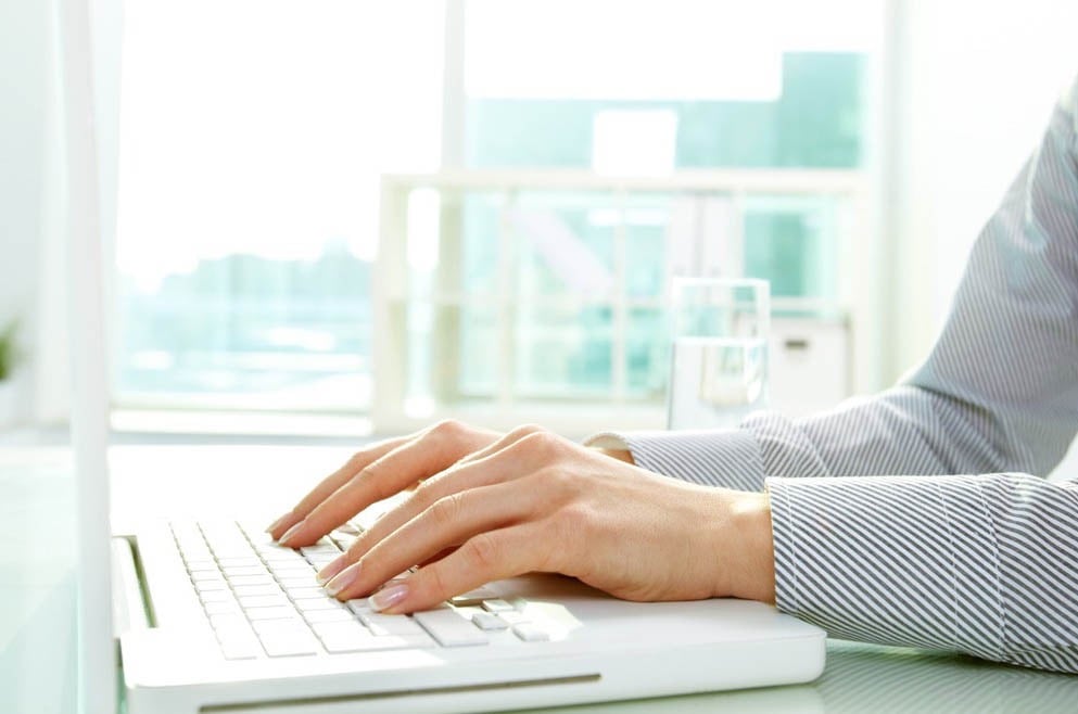 Öznur Proje firmasıyla bilgisayar ile iletişime geçmek isteyen bir kadının fotoğrafı.