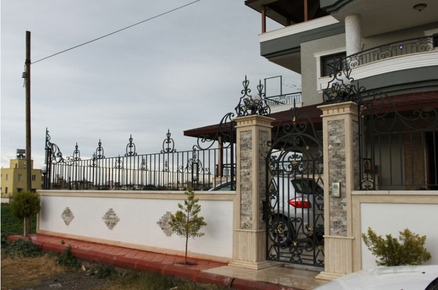 Porte d'entrée en fer forgé noir et or