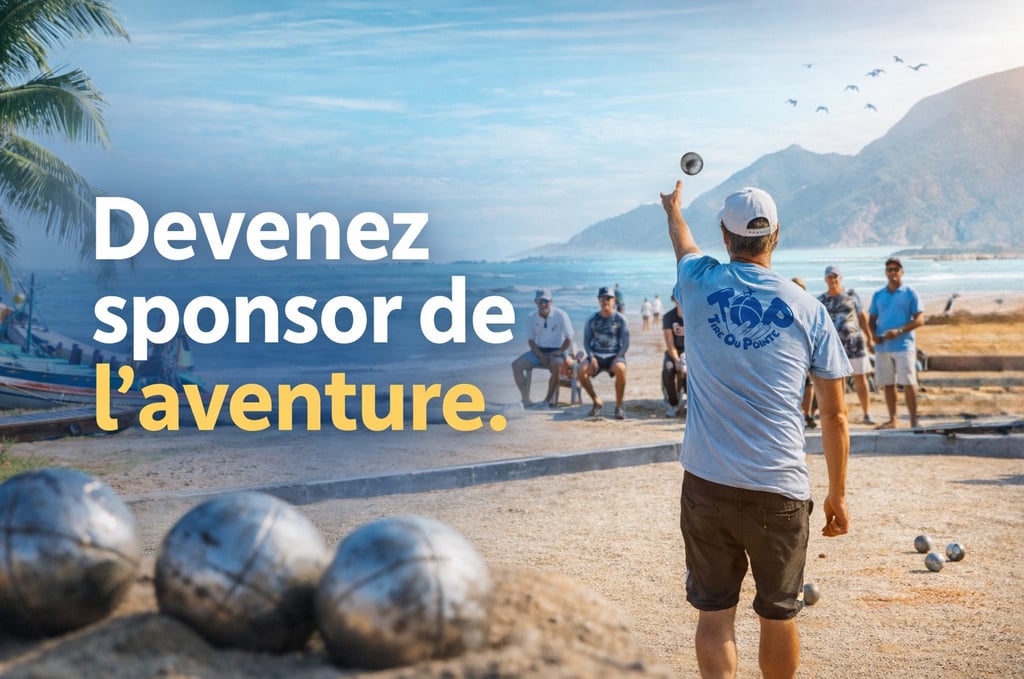 un homme lance une boule sur une plage