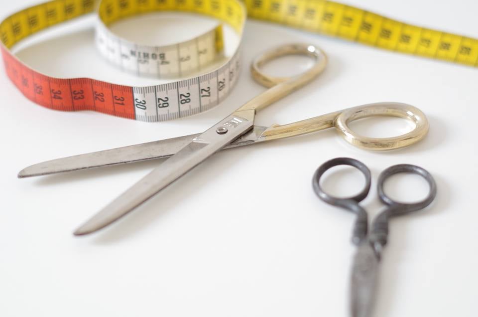 paire de ciseaux, mêtre ruban - couture débutant rozyli