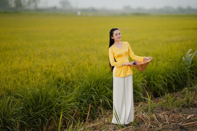 Nét đẹp bình yên của nàng thơ mùa hè bên cánh đồng lúa