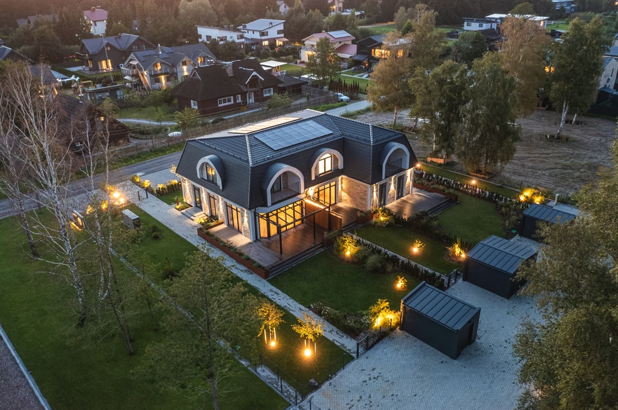 Žilvino 7, Palanga, Kunigiškiai keturių butų namas su aptverta teritoja.Viskas žalia ir apsodinta. 