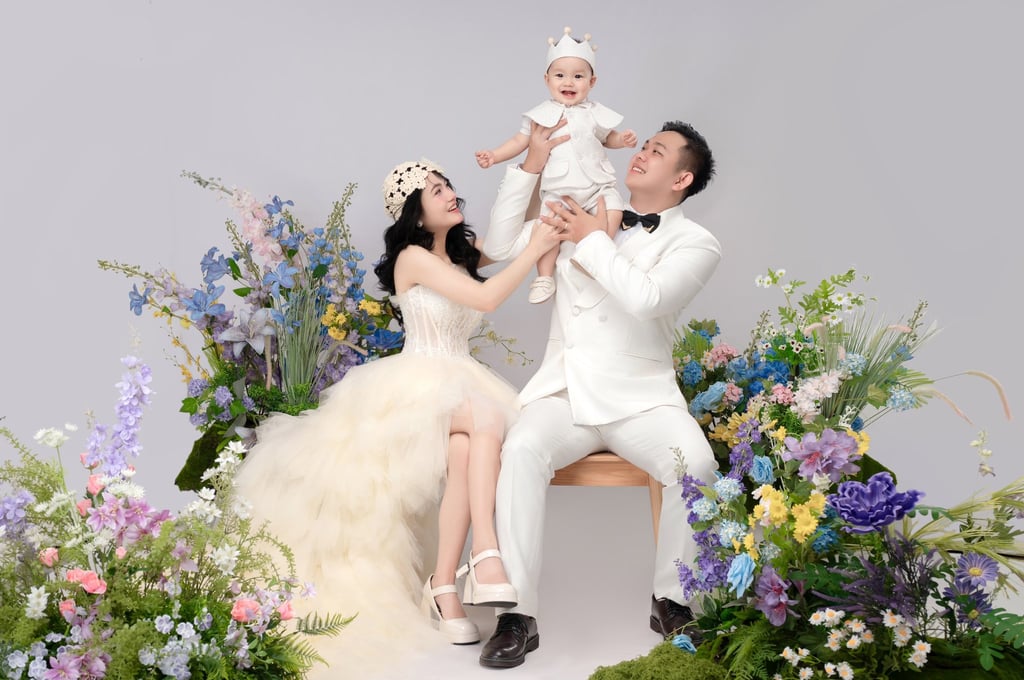 Cách tạo dáng chụp ảnh gia đình 3 người trong studio đầy cảm xúc