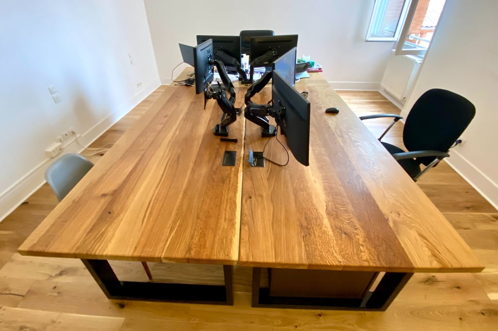Bureaux en chêne massif dans l'openspace