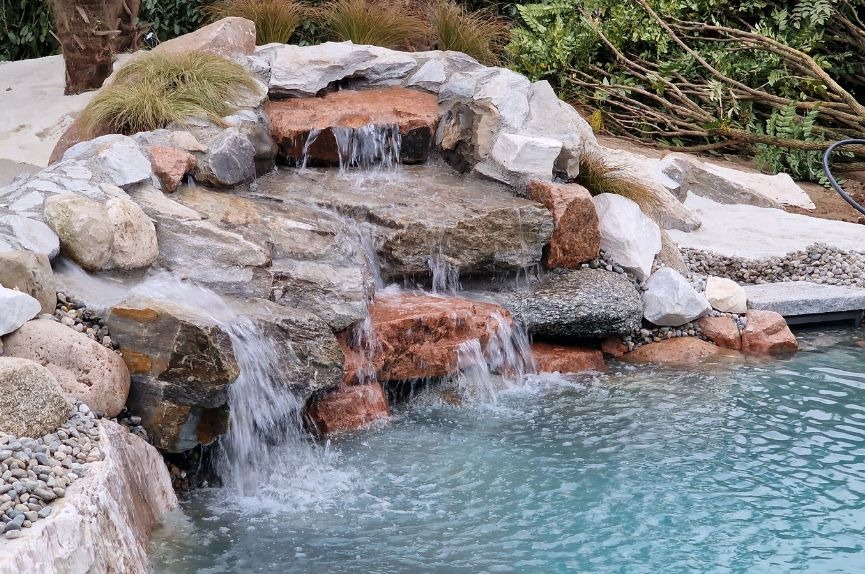 cascata artificiale per piscina rocks design roma