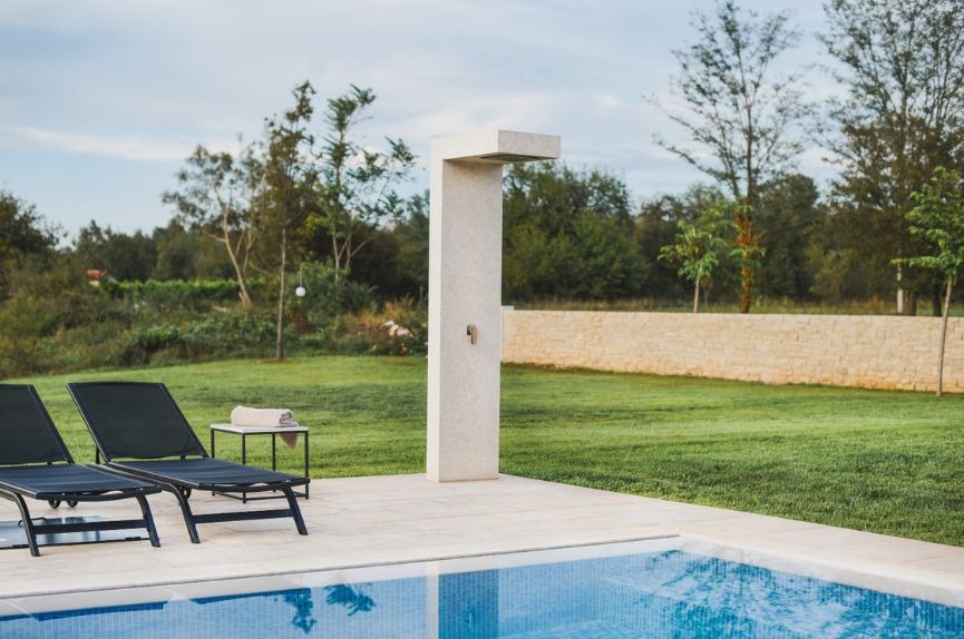 docce in pietra naturale per piscina e giardino