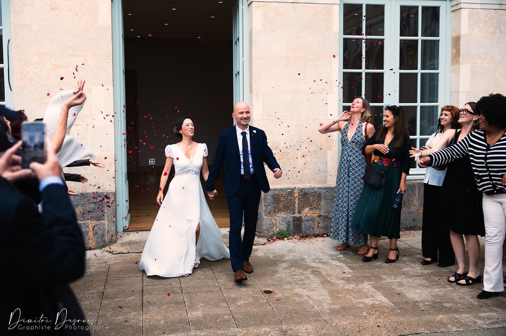 couple de mariés qui sort de la mairie