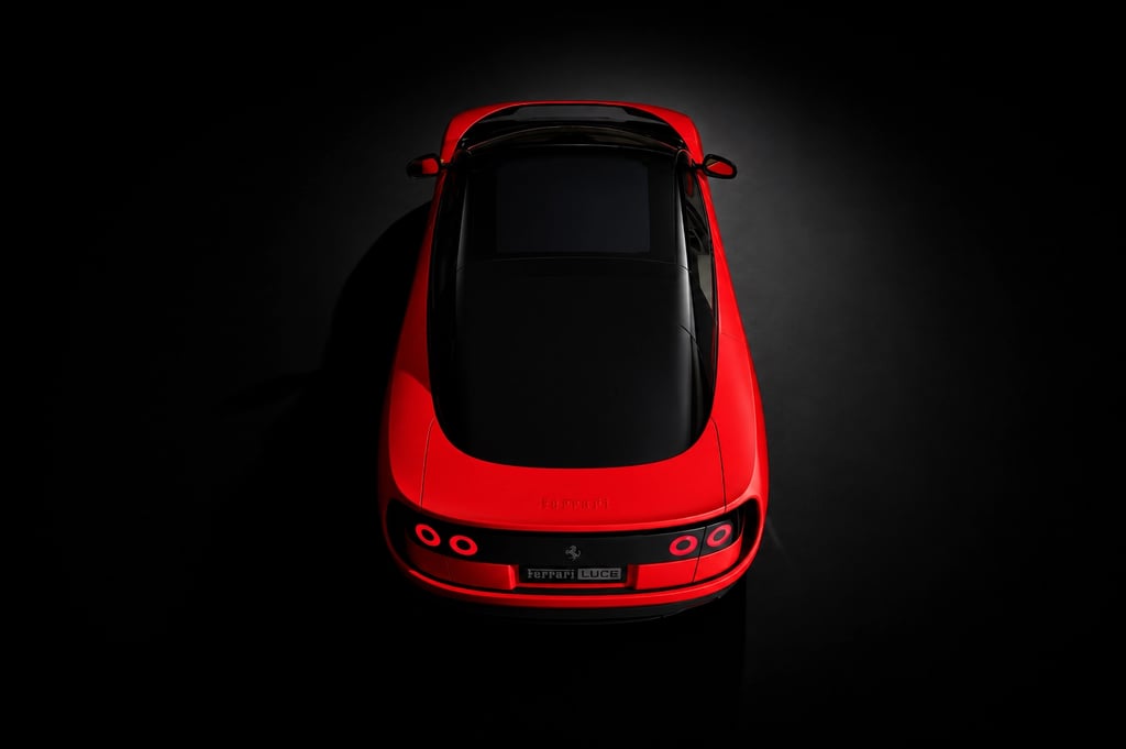 Ferrari Luce vermelha vista de cima com teto preto e lanternas traseiras iluminadas