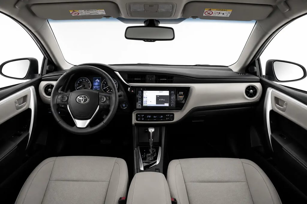 Painel do Toyota Corolla 2019 com volante, multimídia e câmbio automático em destaque
