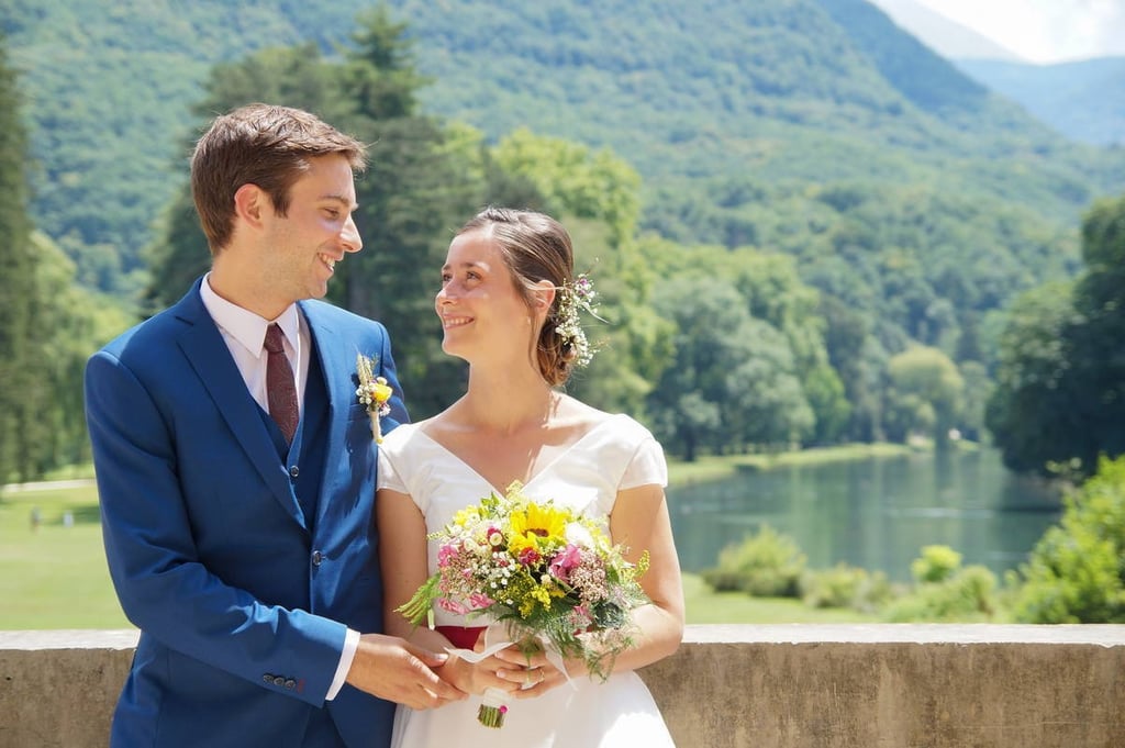 Photo de mariage, portrait de jeunes mariés avec un bouquet, jlacostephoto photographe mariage Dijon