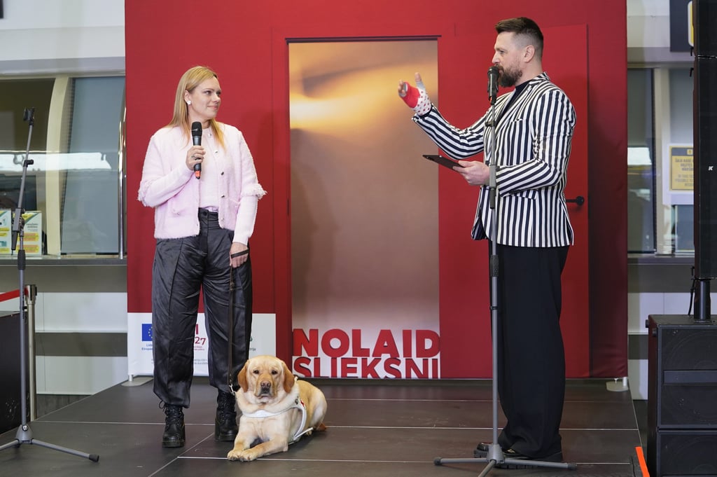 Kampaņas “Nolaid slieksni” vēstnese ir Ieva Sproģe Grigorjeva un pasākuma vadītājs Armands Simsons.