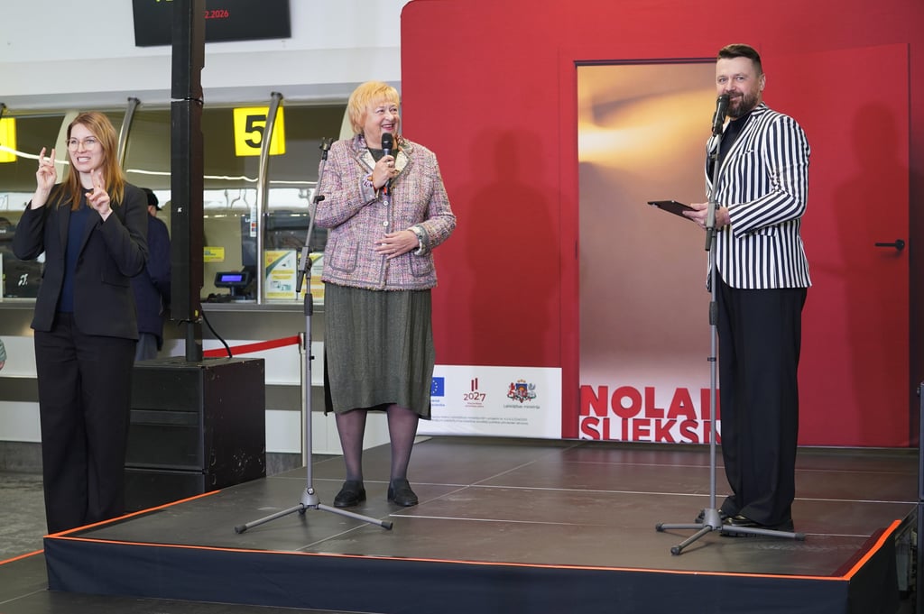 Rīgas starptautiskās autoostas valdes vadītāja ir Vaira Gromule. un Armands Simsons