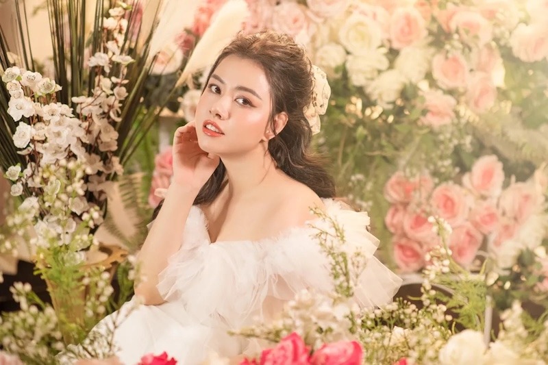 Ý tưởng chụp ảnh sinh nhật cùng hoa tươi đầy cuốn hút cho nữ giới