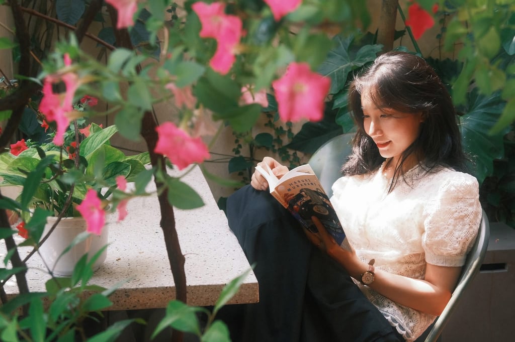 Cách tạo dáng chụp ảnh bên cửa sổ quán cà phê cực thơ cho nữ