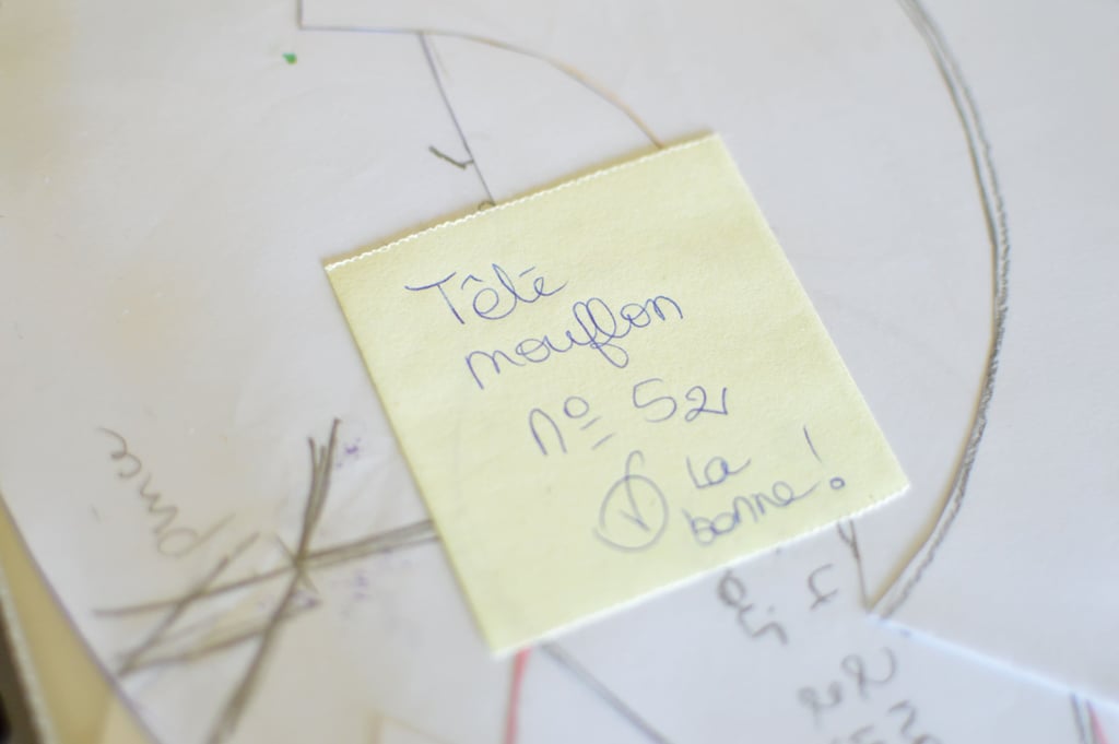 Notes de création pour peluche artisanale sur carnet avec croquis techniques