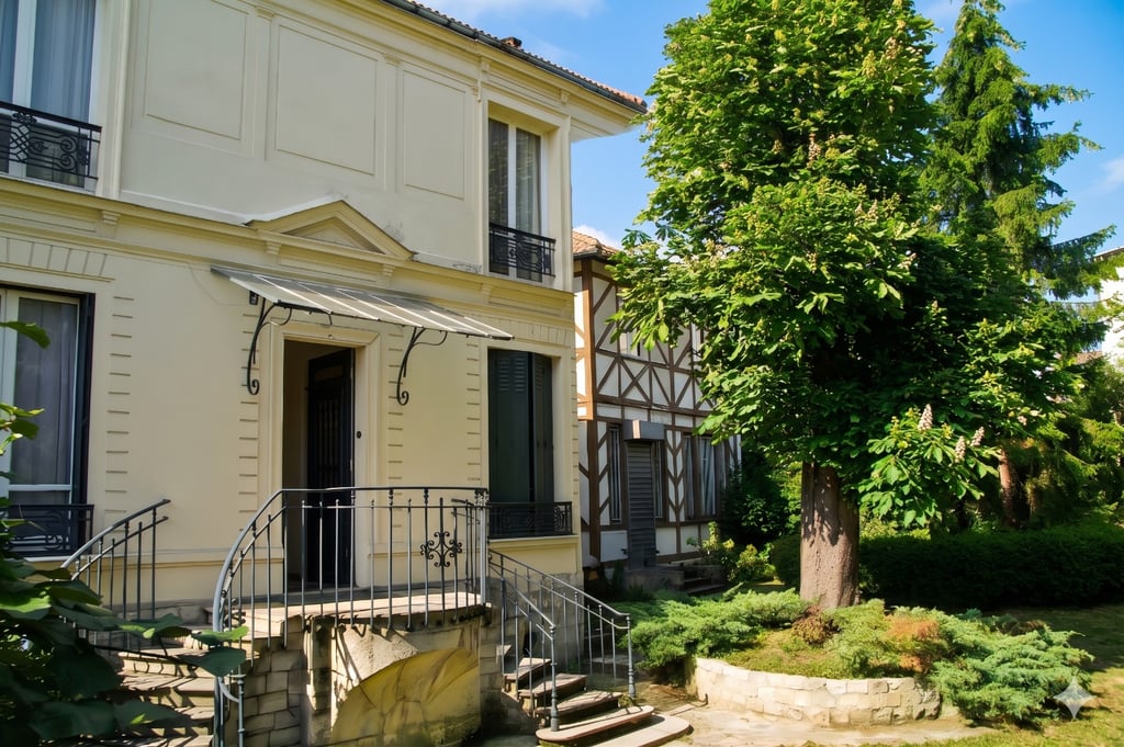 Entrée de la maison de Berdiaev à Clamart, maison à colombages et grand marronnier dans un jardin.