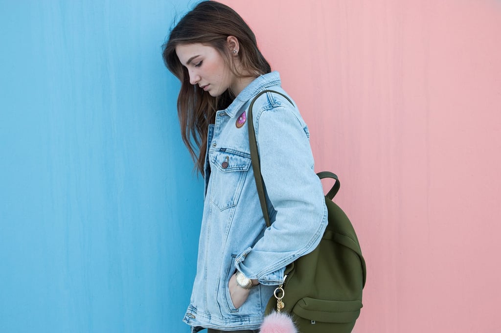 étudiante de profil, avec sac de cours, la tête baissée,