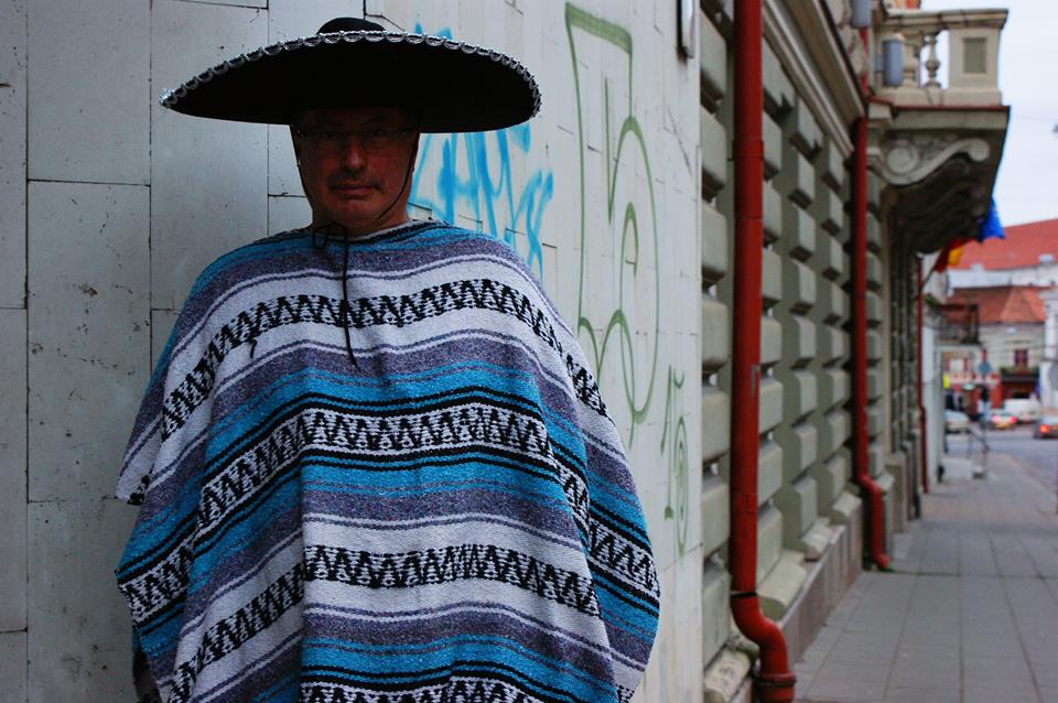 Meksikiecio kostiumas, ponco ir sombrero.