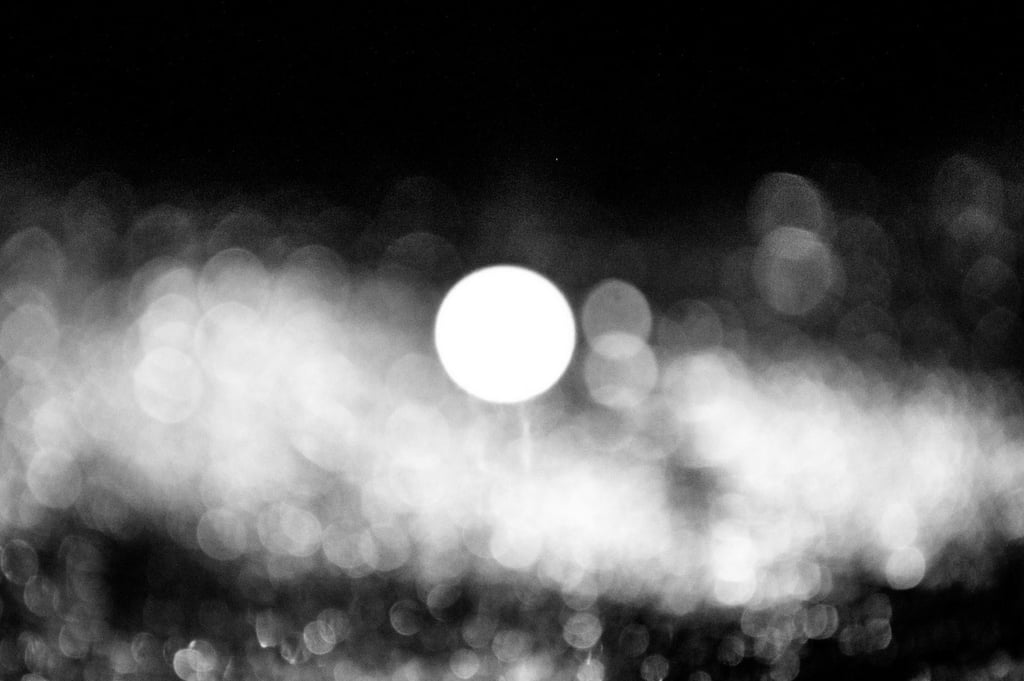 fotografia en blanco y negro de luna ficcional